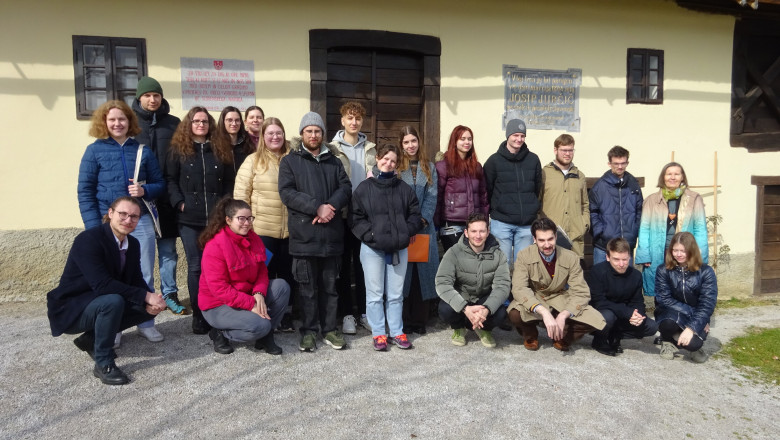 Študentje zgodovine Filozofske fakultete Univerze v Ljubljani z go. Simono Zorc Ramovš pred rojstno hišo Josipa Jurčiča, 28. 2. 2025 (foto: Danijela Trškan)