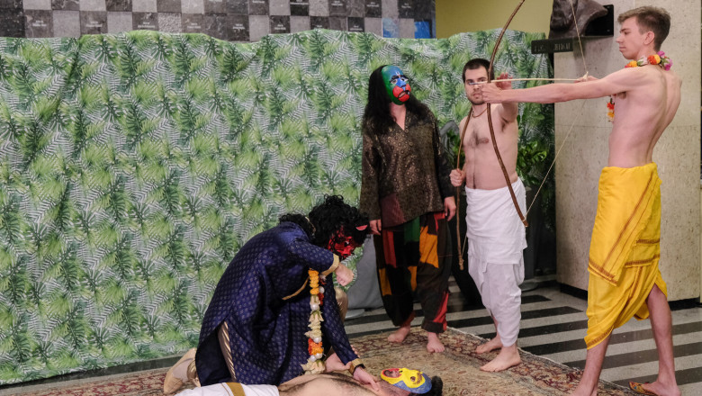 Predstava staroindijske študentske gledališke skupine